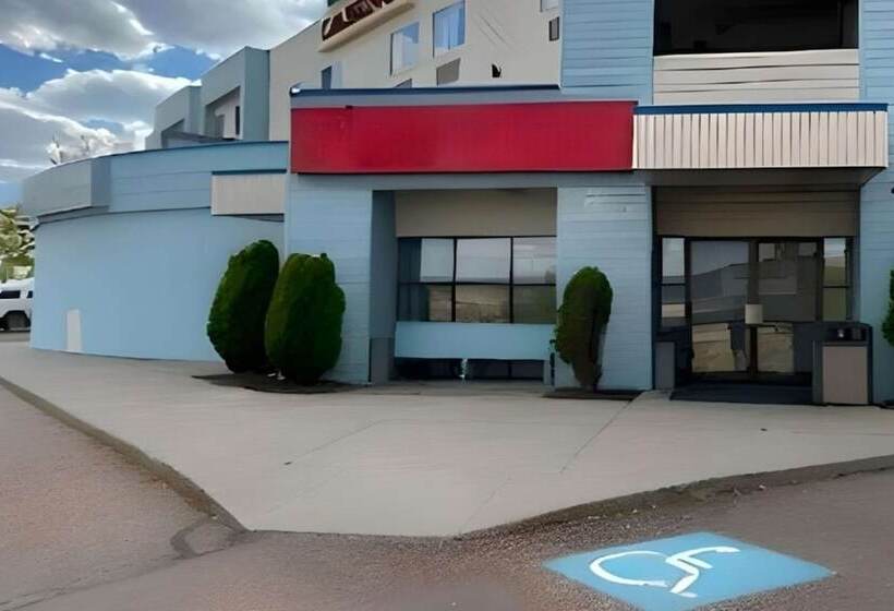 호텔 Econo Lodge Inn & Suites