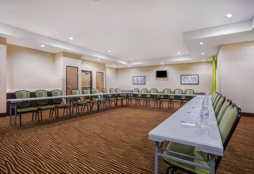 Отель La Quinta By Wyndham Beeville