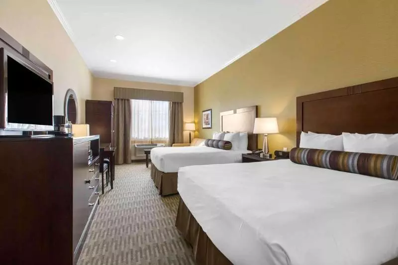 The Oaks Hotel & Suites