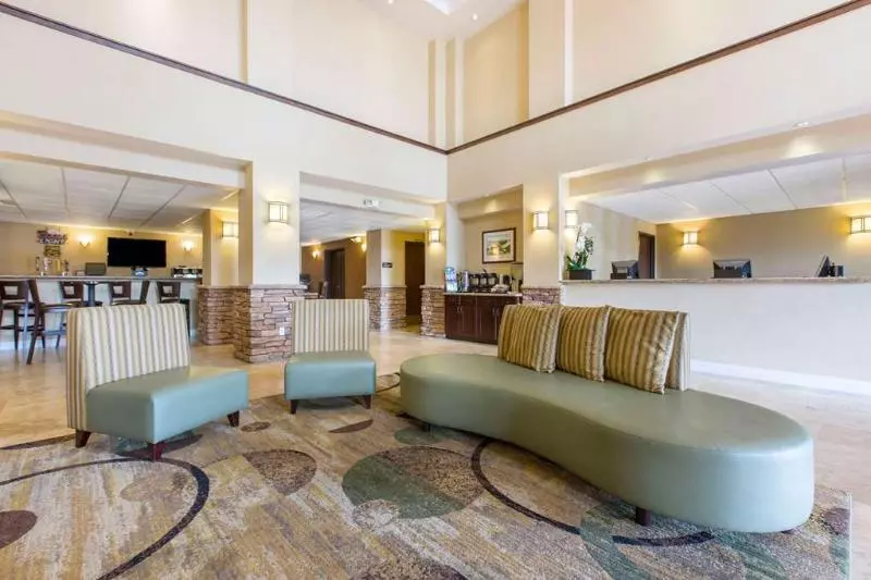 The Oaks Hotel & Suites