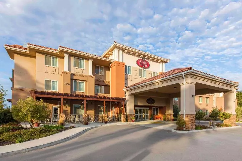 The Oaks Hotel & Suites