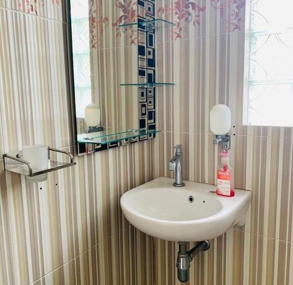 تختخواب و صبحانه Estevania Lodge Moni