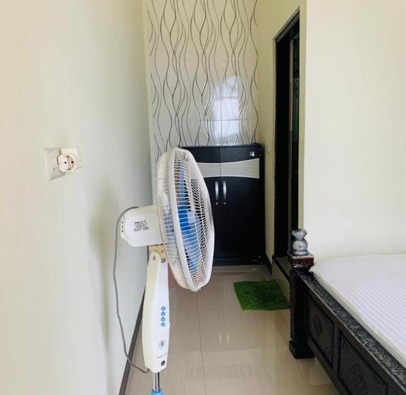 تختخواب و صبحانه Estevania Lodge Moni