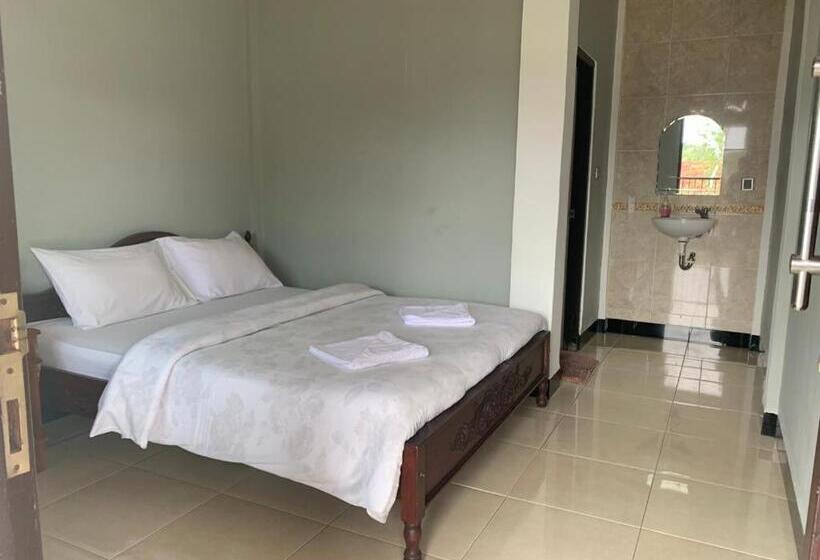 تختخواب و صبحانه Estevania Lodge Moni