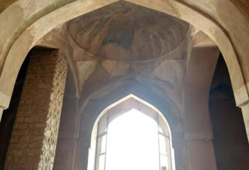 Vamoose Hotel Mandu Sarai