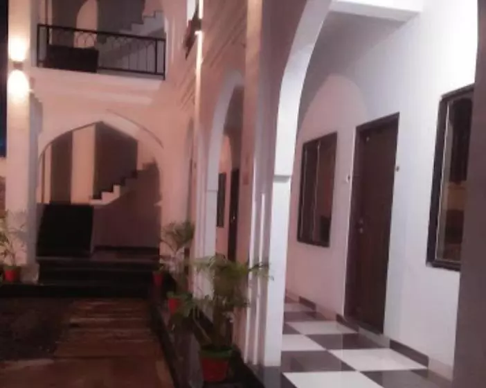 Vamoose Hotel Mandu Sarai