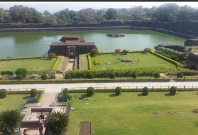 Vamoose Hotel Mandu Sarai