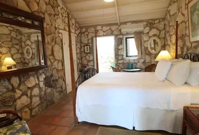 Hotelli Fernandez Bay Village