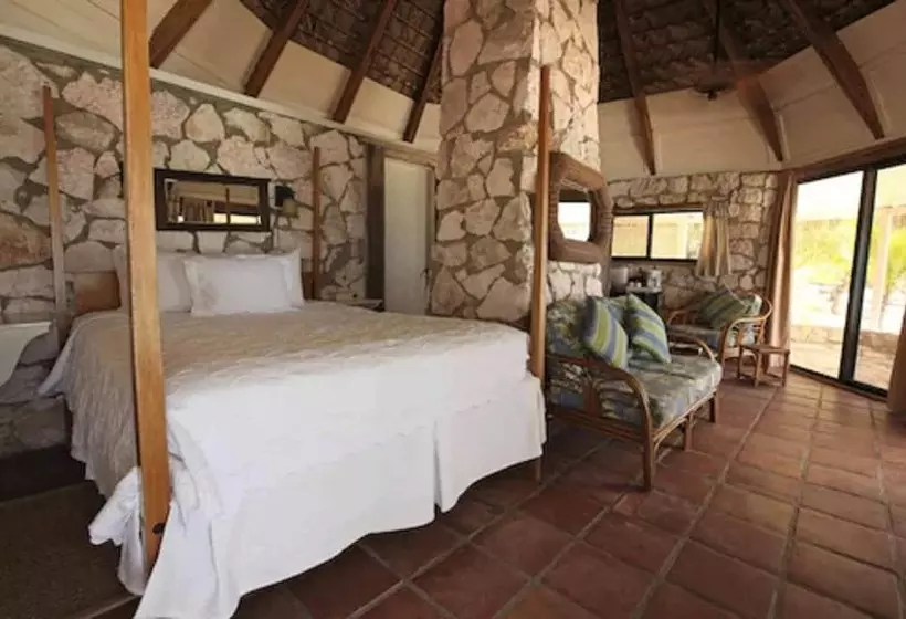 Hotelli Fernandez Bay Village