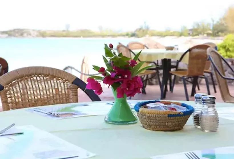 Hotelli Fernandez Bay Village