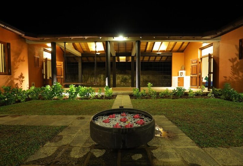 Отель The Bungalow, Makuludola Estate