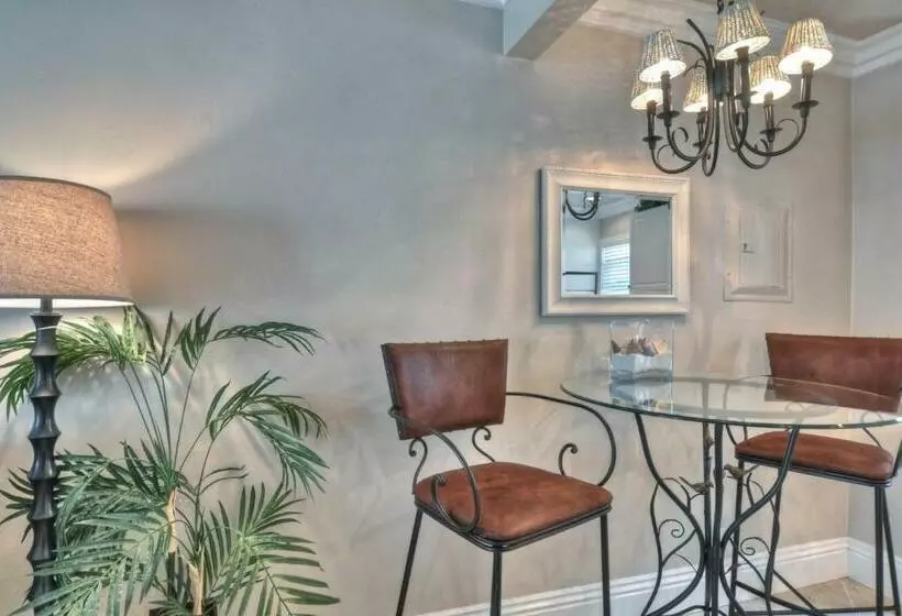 Hotelli Monterey B