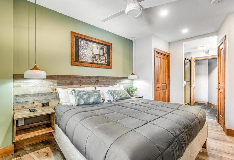 هتل Red Hawk 2276