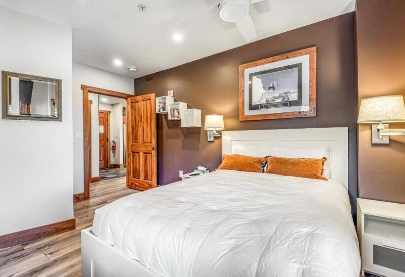 هتل Red Hawk 2276