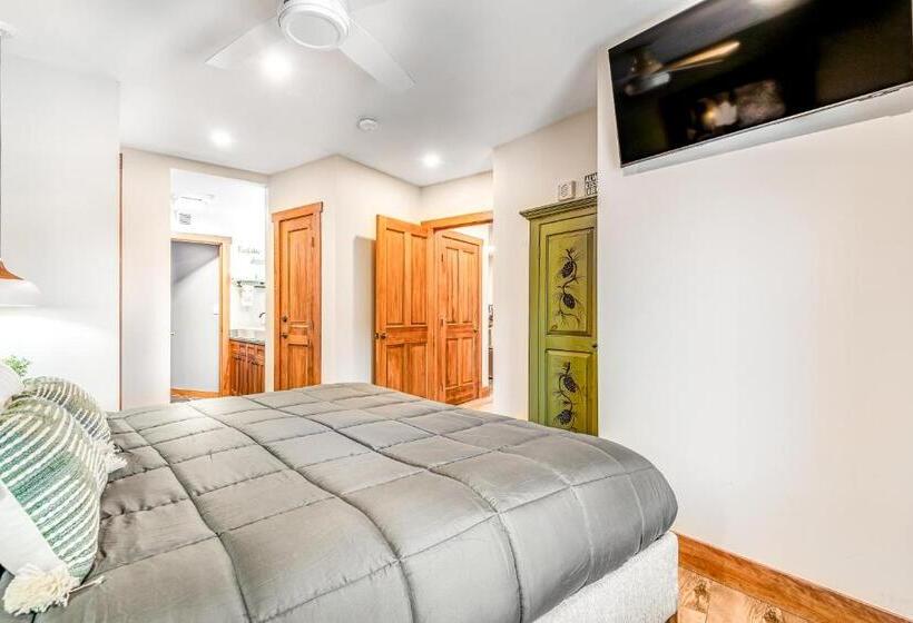 هتل Red Hawk 2276