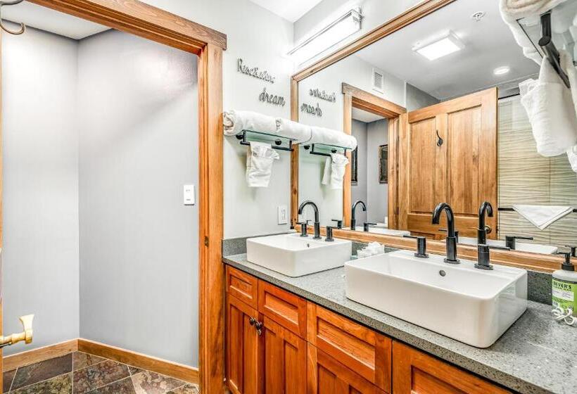 هتل Red Hawk 2276