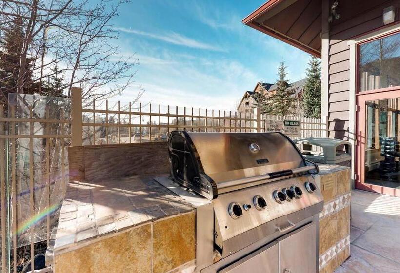 هتل Red Hawk 2276