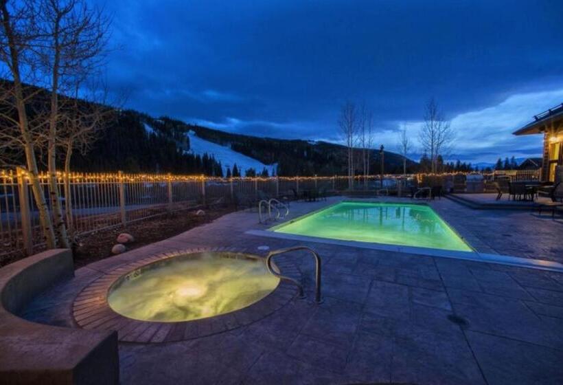 هتل Red Hawk 2276