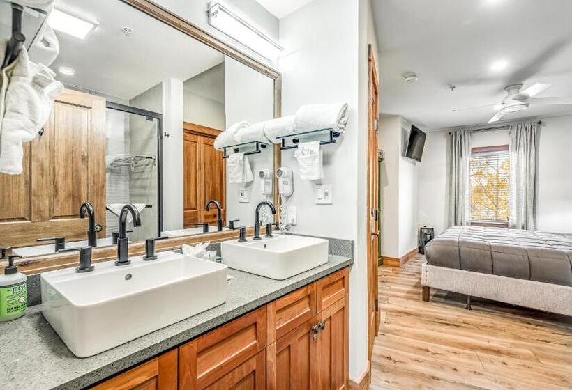 هتل Red Hawk 2276