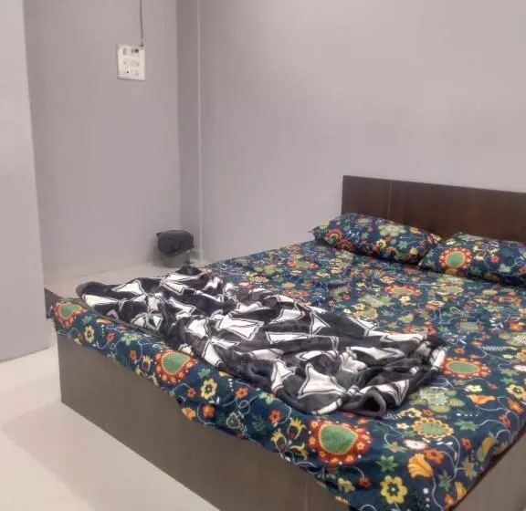 Hotelli Oyo 70075 Day Night Rooms