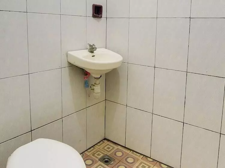 ホテル Oyo 91755 Priska Kost Dan Homestay