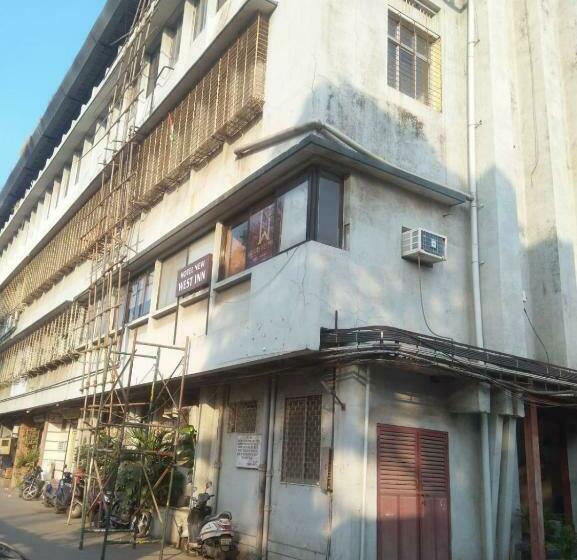 בית מלון כפרי West Inn Near Mumbai International Airport