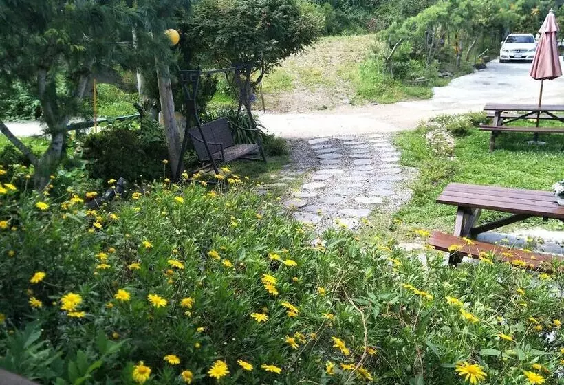 هتل Flower And Star Garden