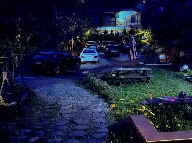 هتل Flower And Star Garden