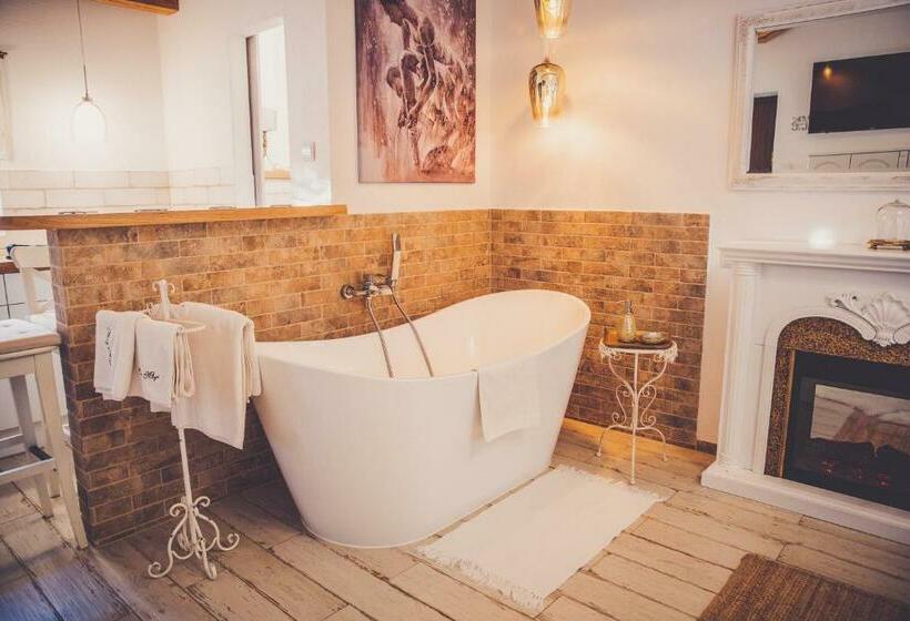 Hotel Dom Dla Dwojga W Starym Må‚ynie W Brzeåºnicy