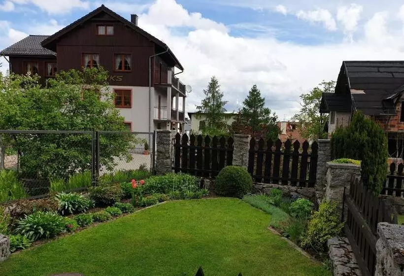 تختخواب و صبحانه Willa Gencjana