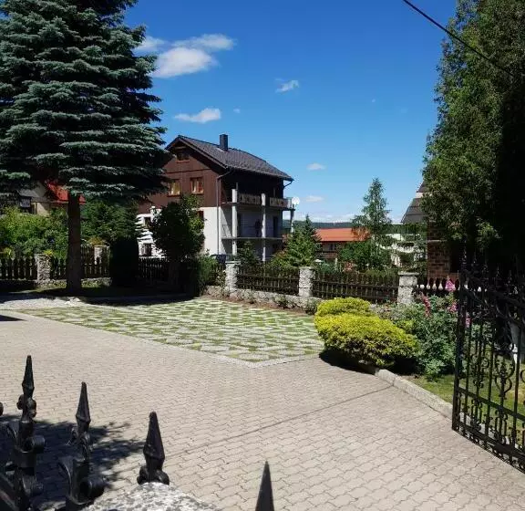 تختخواب و صبحانه Willa Gencjana