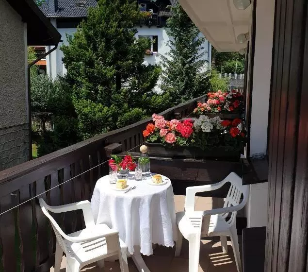 تختخواب و صبحانه Willa Gencjana