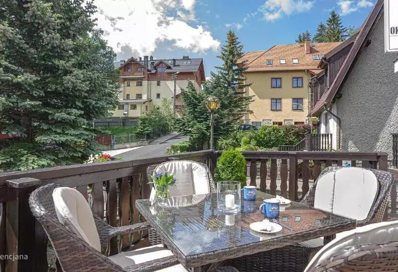 تختخواب و صبحانه Willa Gencjana