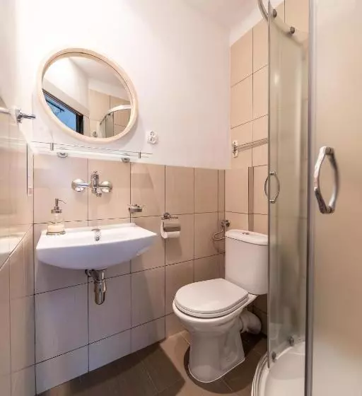 تختخواب و صبحانه Willa Gencjana