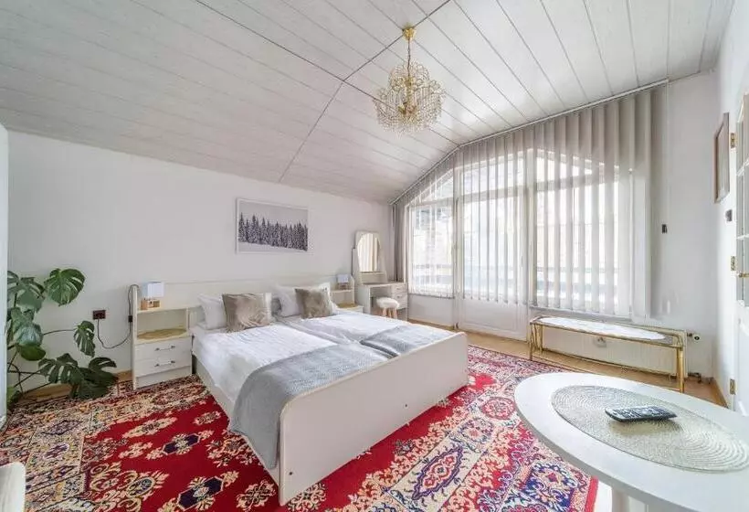 تختخواب و صبحانه Willa Gencjana