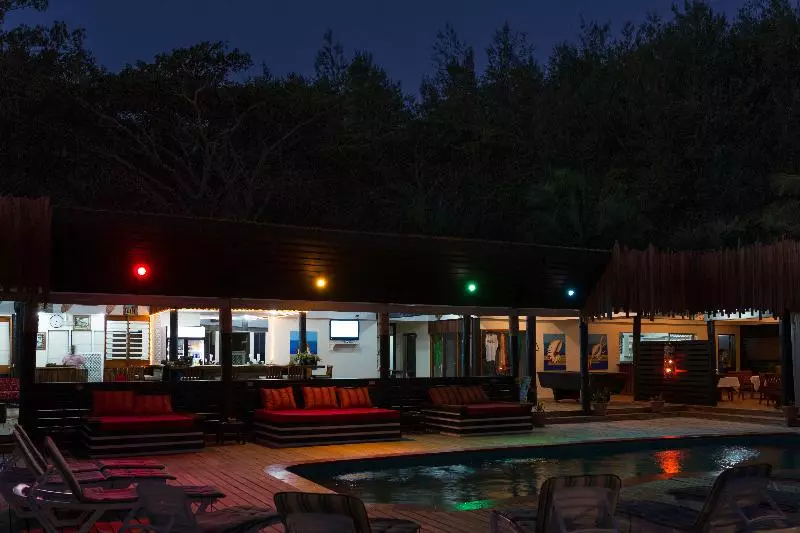 הוסטל Funky Fish Beach & Surf Resort