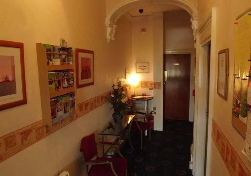 تختخواب و صبحانه Balmoral Guest House