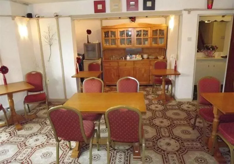 تختخواب و صبحانه Balmoral Guest House