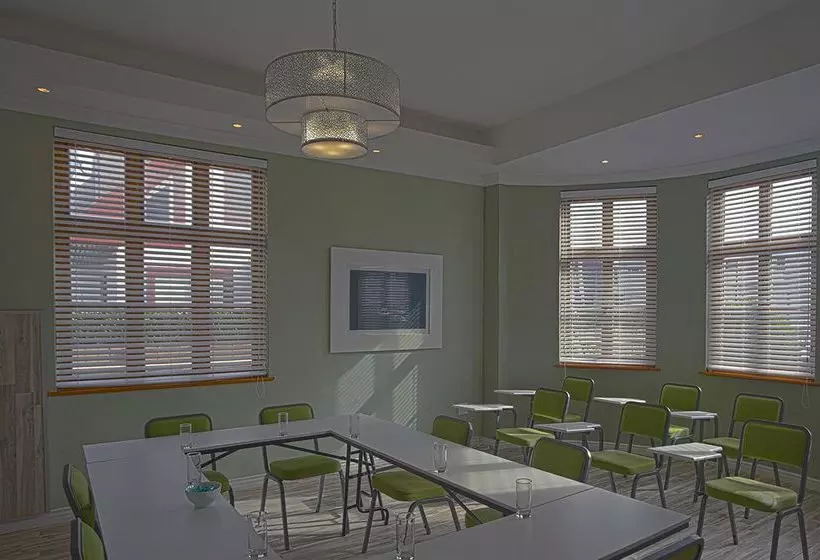 تختخواب و صبحانه Brigadoon Guesthouse