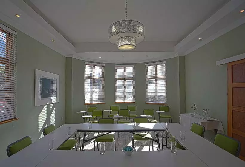 تختخواب و صبحانه Brigadoon Guesthouse