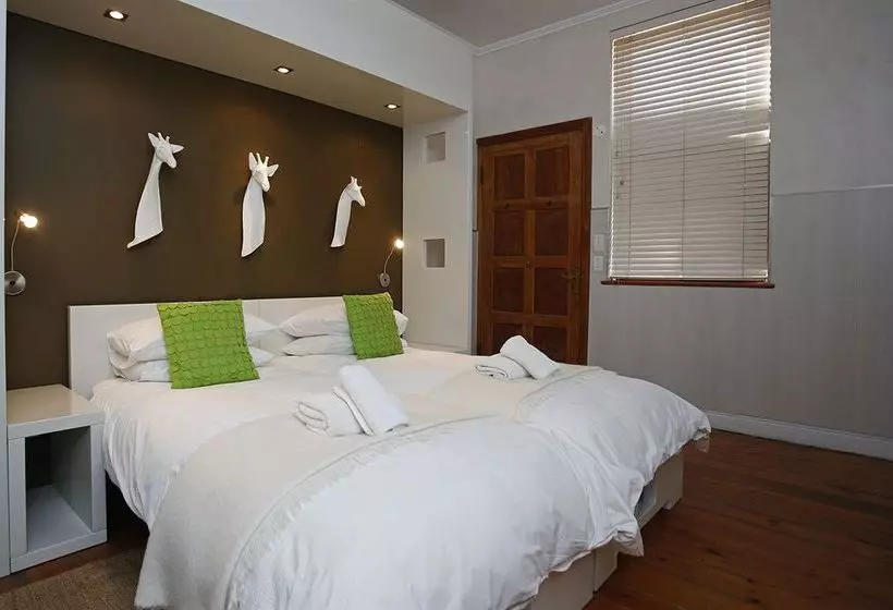 تختخواب و صبحانه Brigadoon Guesthouse