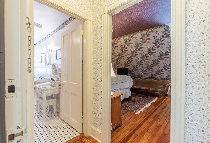 Bed and Breakfast Captain Mey's Inn