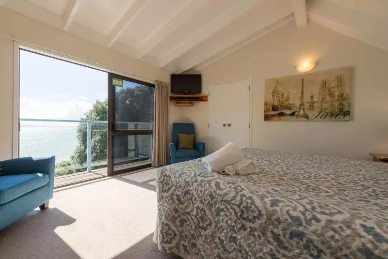 By The Bay Beachfront Apartments