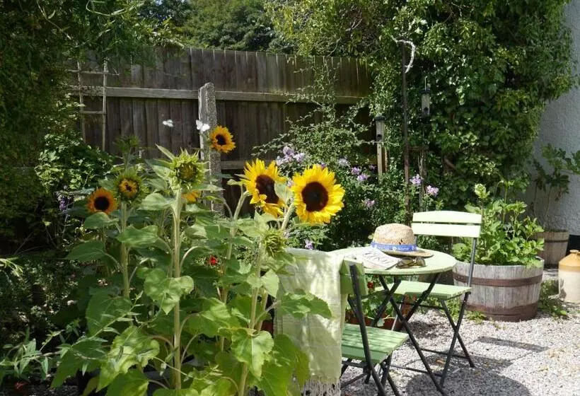 Отель Leworthy Farmhouse Bed And Breakfast