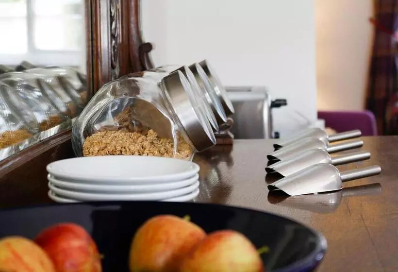 Отель Leworthy Farmhouse Bed And Breakfast