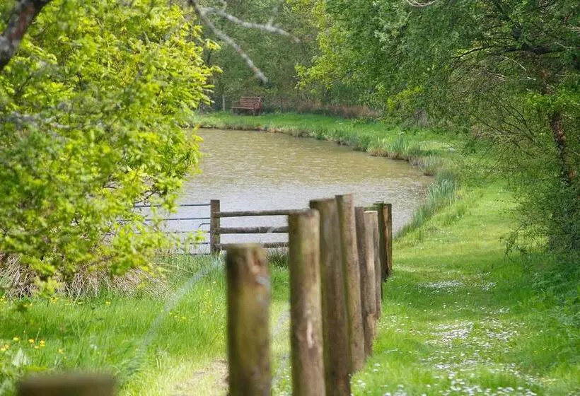 Отель Leworthy Farmhouse Bed And Breakfast