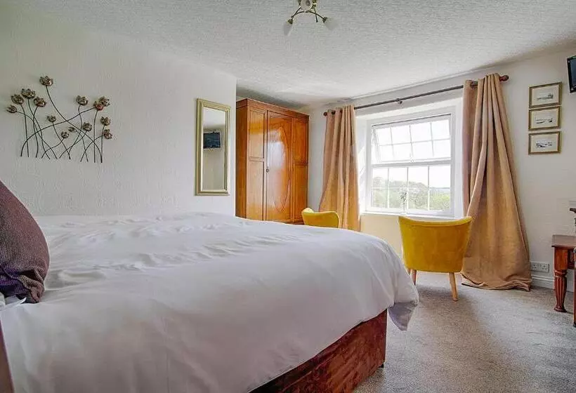 Отель Leworthy Farmhouse Bed And Breakfast