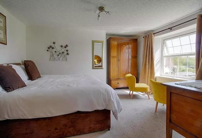 Отель Leworthy Farmhouse Bed And Breakfast