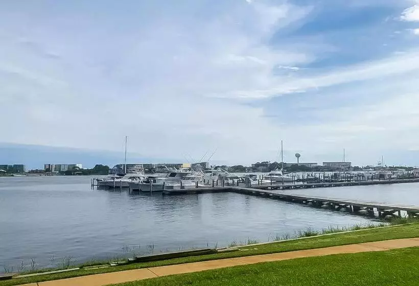 호텔 Pirates Bay Guest Chambers and Marina