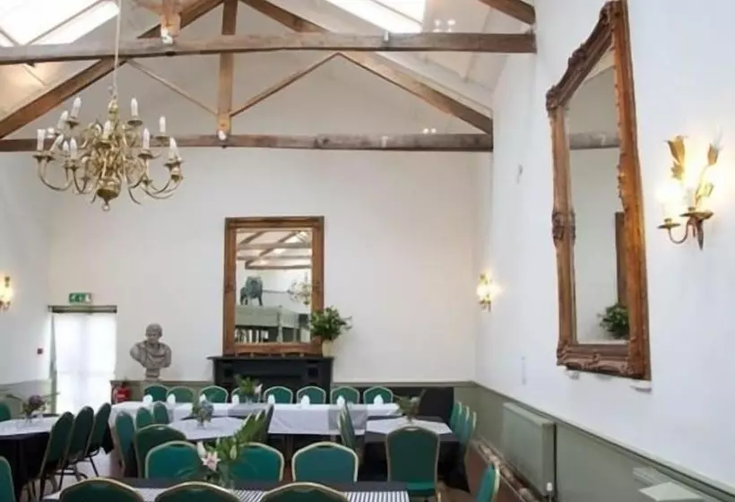 Отель The Red Lion